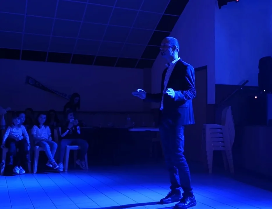 Vincent Halter sur une scène éclairée en bleu